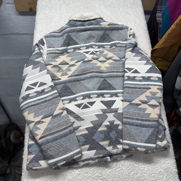 Wrangler RN 130273 Sherpa-Lined Aztec Print Jacket - Gray & Cream, size medium - Picture 6 of 6